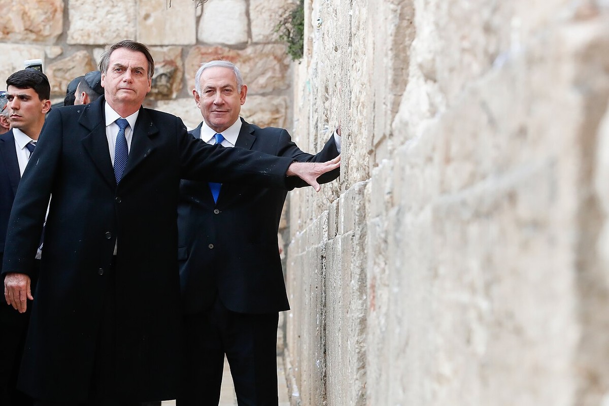 Jair Bolsonaro no Muro das Lamentações, em Jerusalém, durante a visita oficial a Israel; ao lado, o primeiro-ministro Benjamin Netanyahu (identificado pelo título e pela categoria do arquivo no Wikimedia Commons; a legenda oficial do Planalto cita só a visita de Bolsonaro)